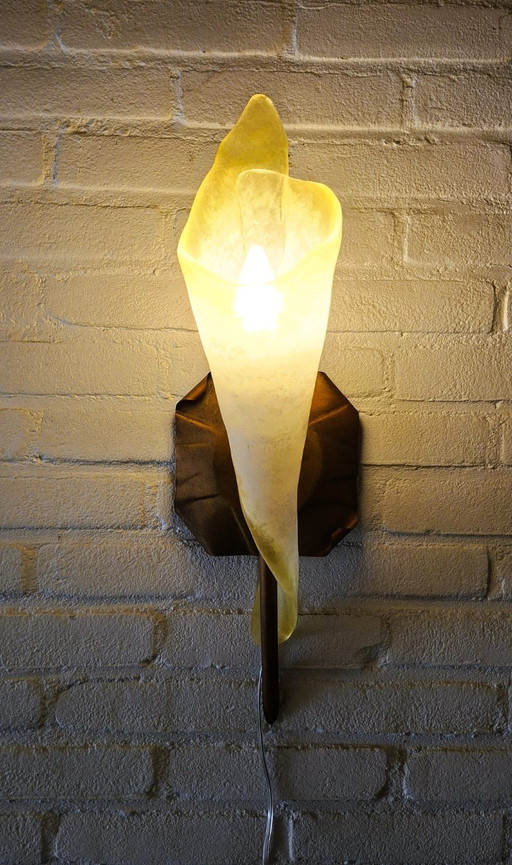 Sillux Designer-Wandleuchte mit bernsteinfarbenem Glas.