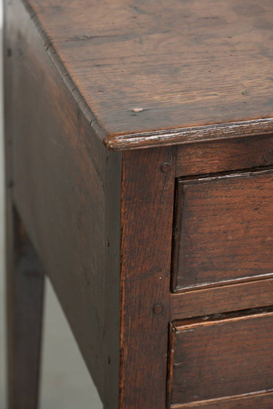 Tavolino basso inglese antico del XVIII secolo, realizzato in rovere con splendide tonalità intense. (photo 13 of 15)