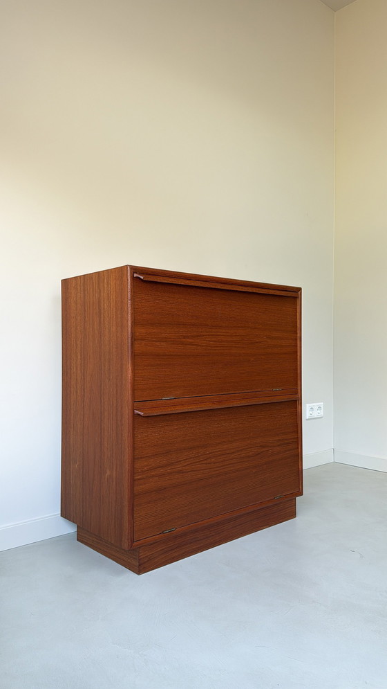 Image 1 of Armario danés antiguo de madera de teca con puertas