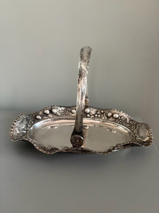 Elegante cesta vintage con motivos florales