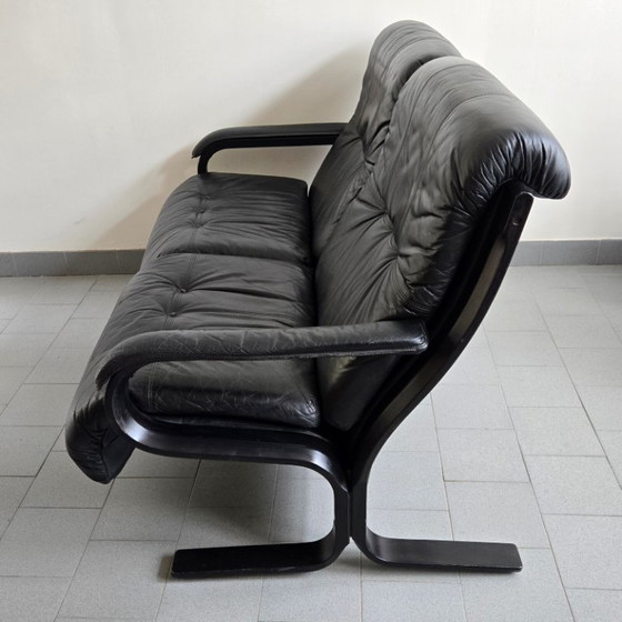 Image 1 of SOFA CANAPE SCANDINAVE 2 PLACES 1970 VINTAGE EN CUIR NOIR & BOIS COURBE 70S 1970