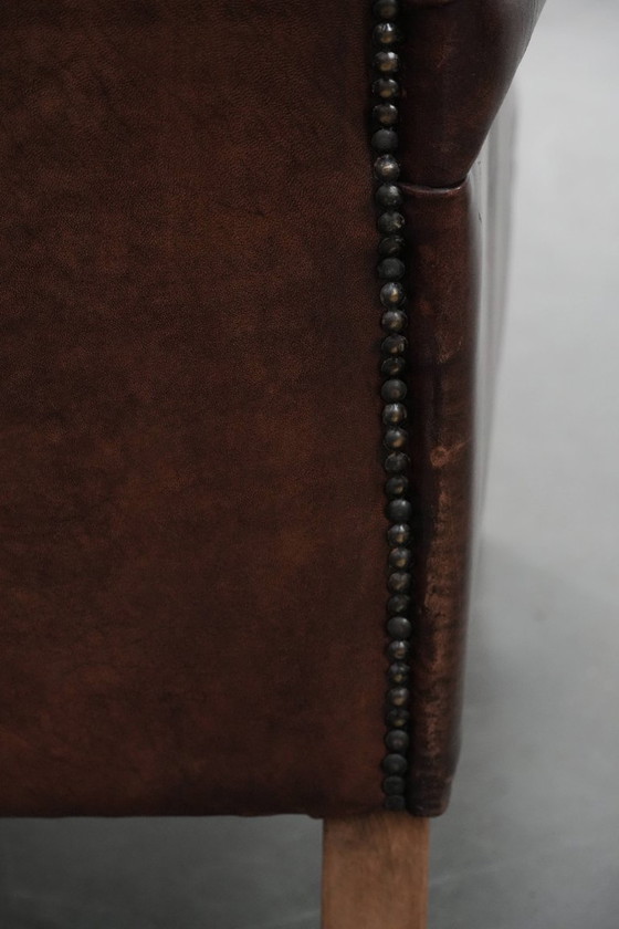 Image 1 of 2 x Charakteristischer Schaffellsessel in einer schönen, tiefen Farbe