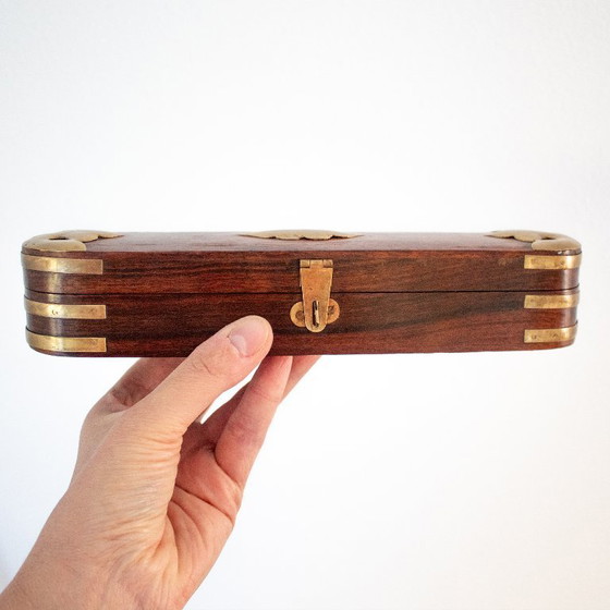 Image 1 of Portapenne vintage in ottone e legno: allungato, elegantemente decorato, in stile antico da ufficio.