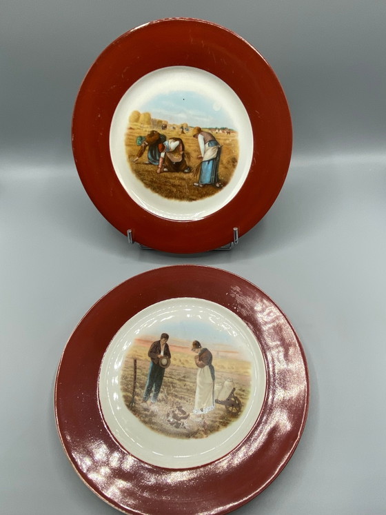 Twee decoratieve antieke porseleinen borden – De Korenraapsters en Het Angelus naar Millet – Bordeaux-rand – (photo 2 of 6)