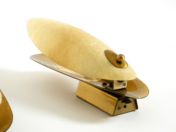 Image 1 of Una coppia di bellissime applique da parete in ottone in stile Mid-Century Modern con paralumi in fibra di vetro.