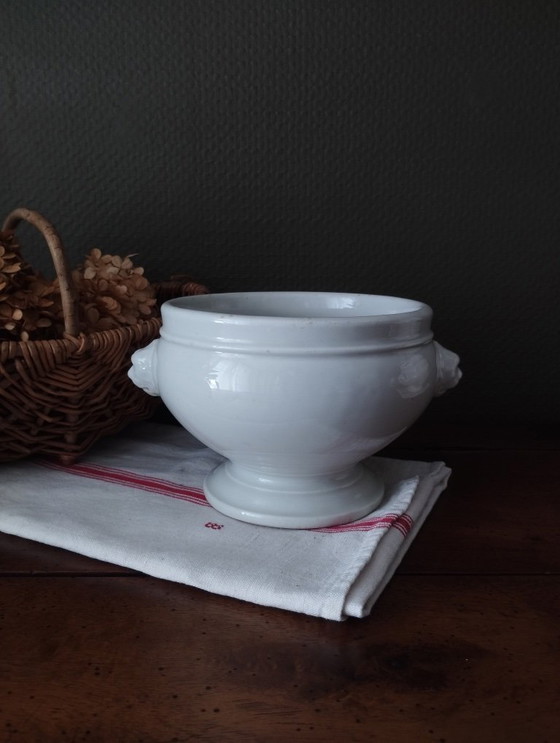 Image 1 of Pequeña sopera de porcelana gruesa con asas en forma de cabeza de león