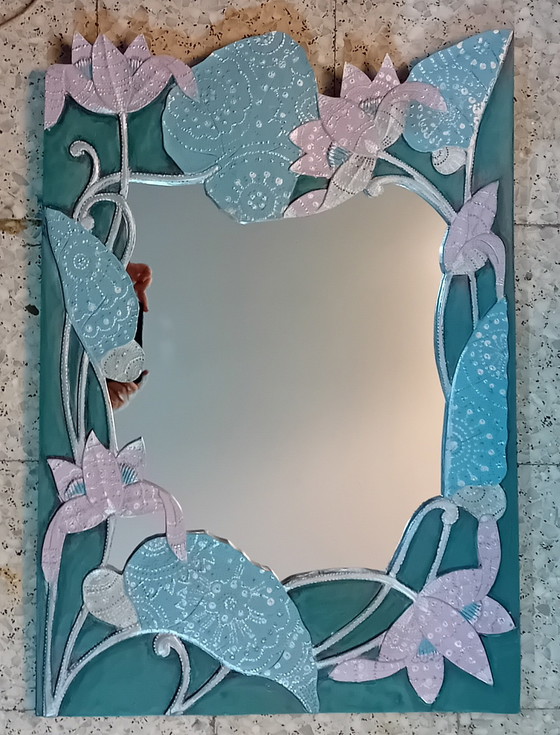 Image 1 of Spiegel in einem reliefgeschnitzten Massivholzrahmen mit Handbemalung.