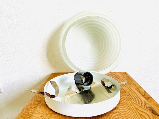 Image 1 of Witte opaal geribbelde glazen ronde Art Deco plafond- of wandlamp, USSR jaren 60