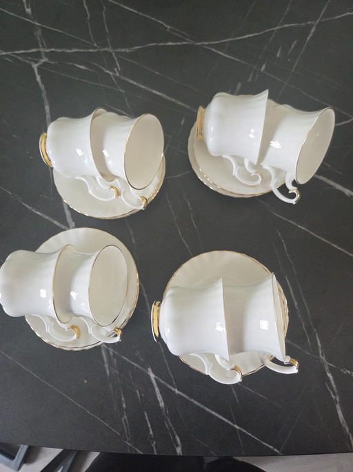 8 tasses et soucoupes Royal Albert Val d'Or