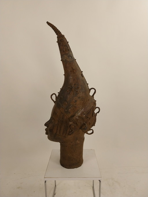 1 estatua africana de bronce, Benín (Nigeria), 82 cm de altura.