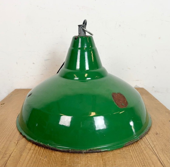 Image 1 of Lámpara colgante industrial británica de esmalte verde, década de 1960