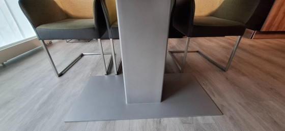 Image 1 of table à manger avec un magnifique plateau en céramique