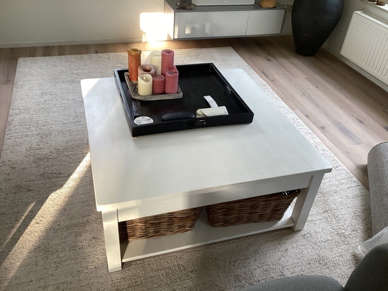 Image 1 of Mesa de centro cuadrada y robusta. Madera maciza.