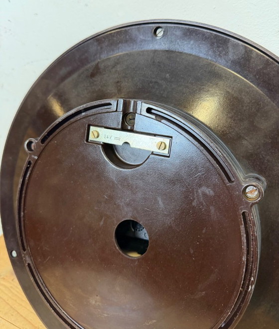 Image 1 of Industriële bakelieten wandklok van Pragotron, jaren 70.