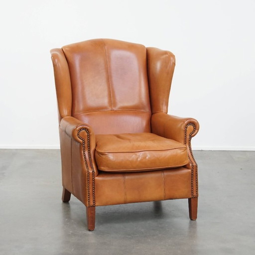 Oorfauteuil gemaakt van rundleer afgewerkt met siernagels