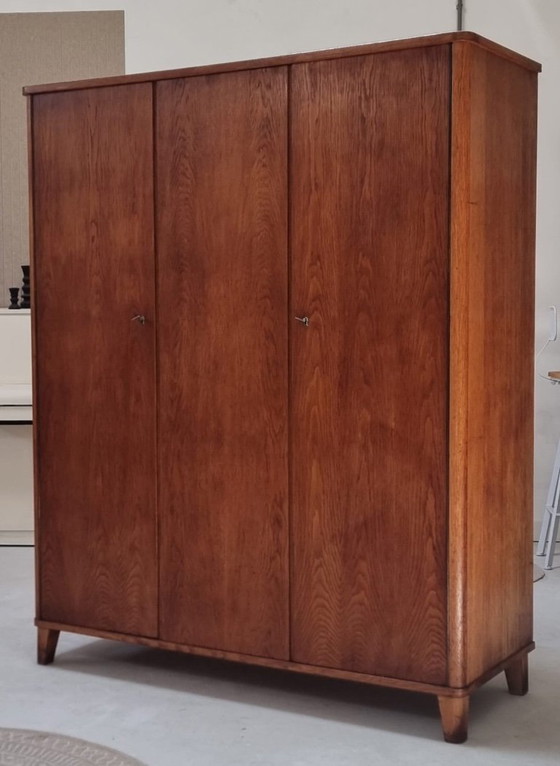 Image 1 of garde-robe du milieu du siècle