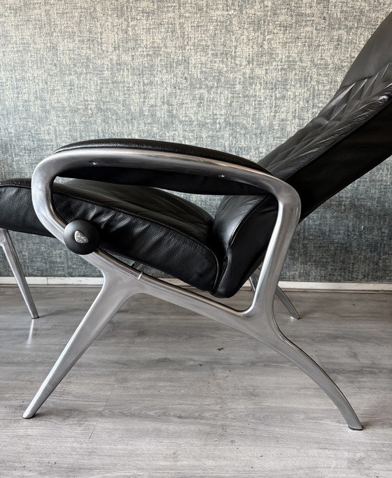 Image 1 of Poltrona lounge James Stressless con poggiapiedi in pelle nera e alluminio
