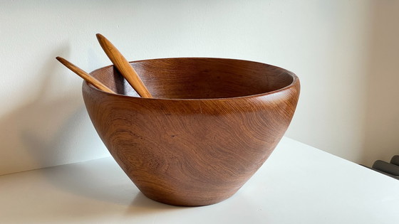 Image 1 of Scandinavische saladekom van massief teakhout en bestek