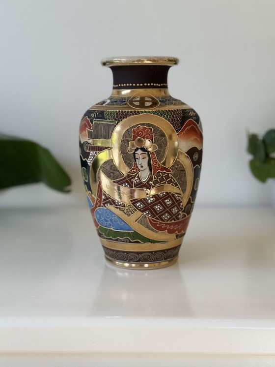 Image 1 of Vaso vintage giapponese in stile Satsuma con decorazioni geisha e oro