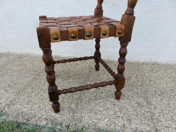 Sedia spagnola in legno massello di quercia e spesse cinghie di cuoio color cognac, anni '30-'40. (photo 7 of 11)