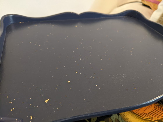 Image 1 of Mesita de noche restaurada estilo Luis XV, azul marino y pan de oro