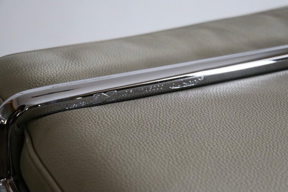 Image 1 of Poltrona Cassina LC3 di Le Corbusier in pelle color crema, Italia anni '80