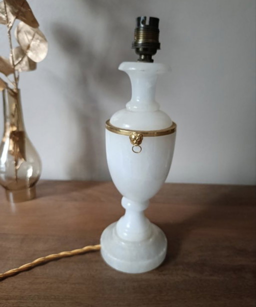 Lampada in alabastro e ottone in stile Luigi XVI, paralume a cupola in raso, 1950