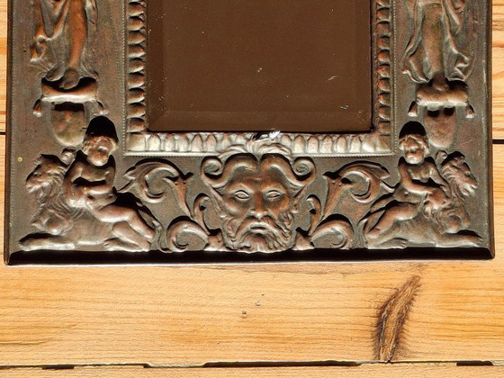 Miroir cadre en laiton repoussé vers 1900, glace biseautée, rare, Métal, Marron, Classicisme (photo 5 sur 11)