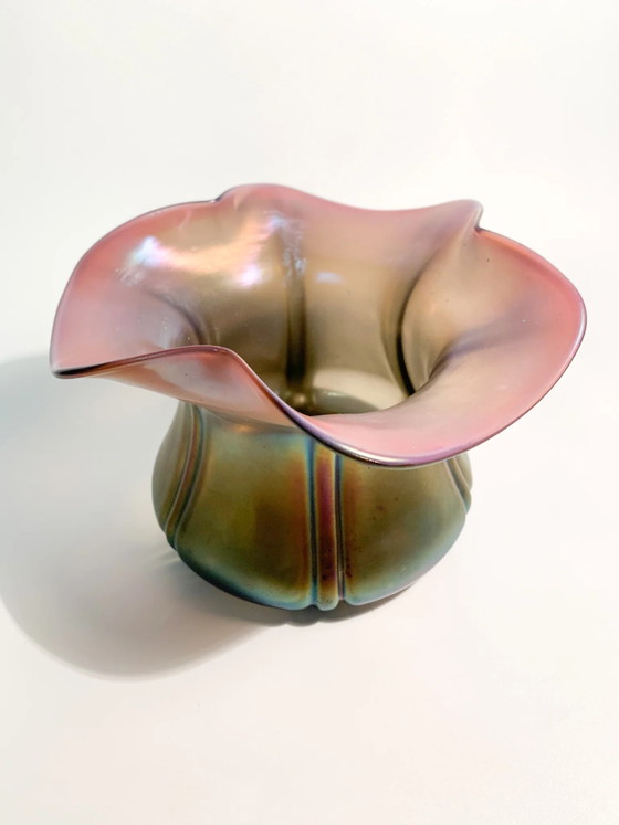 Vaso in vetro iridescente Loetz con apertura a forma di fiore, anni '40 – Vasi (photo 2 of 9)