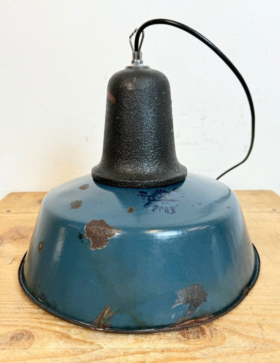 Image 1 of Lampe industrielle en émail bleu avec abat-jour en fonte, années 1960
