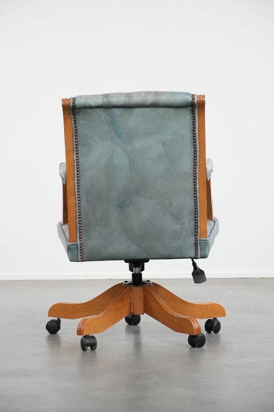 Image 1 of Sedia da ufficio Chesterfield in stile inglese classico con ruote in pelle di mucca azzurra e legno