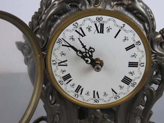 Image 1 of Rococo stijl tafelklok in sierlijk metaal – rijk gedecoreerd – ca. 40 cm