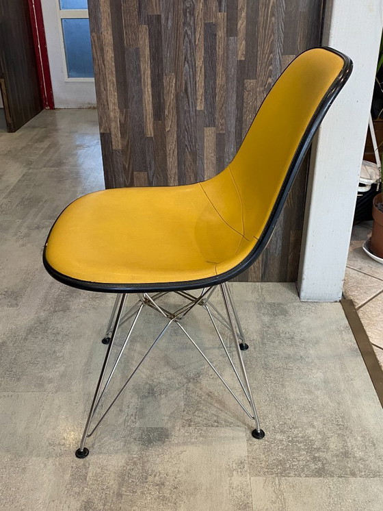 Image 1 of Sedia vintage anni '50/'60/'70 di Eames Herman Miller in fibra di vetro rivestita in vinile giallo.