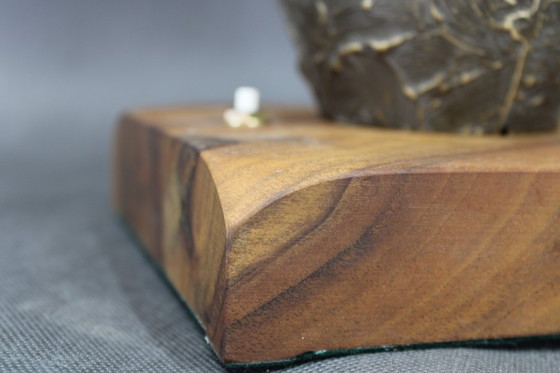 Image 1 of Lámpara de mesa de latón restaurada de los años 40 con base de madera y pantalla de cristal