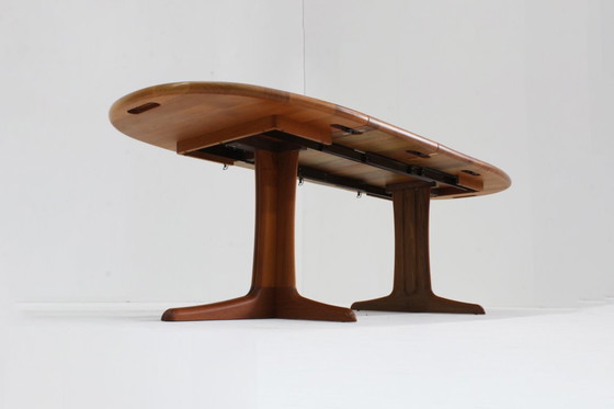 Image 1 of Table de salle à manger ovale extensible vintage danoise en teck massif