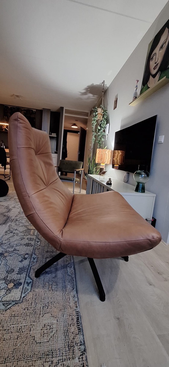 Image 1 of Poltrona girevole Reflex in pelle color cognac.