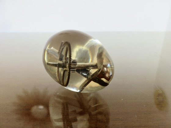 Image 1 of Pierre Giraudon, Frankrijk, Ei van hars met uurwerk, 1970