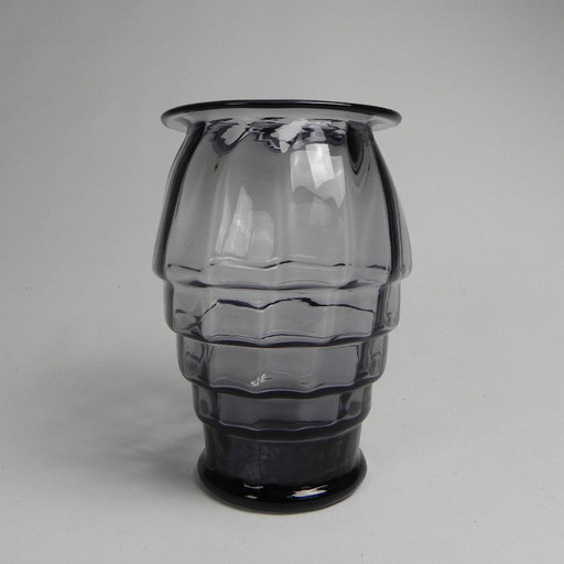 Art Deco vase with twisted vertical bands, Doyen style, 1930s