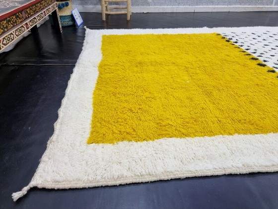 Image 1 of Tappeto berbero marocchino tradizionale, fatto a mano, di colore giallo, 150/250 cm.