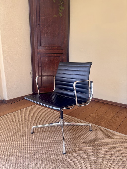 4 sedie Vitra Eames EA108 in pelle