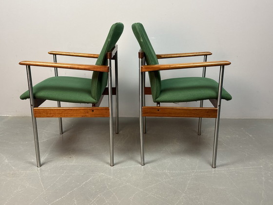 Image 1 of Juego de 4 sillas de comedor Thereca de diseño de mediados de siglo con tapicería verde vibrante.