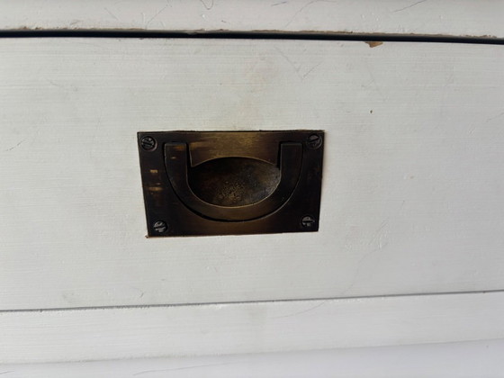 Weiße Holzvitrine mit Schiebetüren, Glas, Klassiek (Foto 11 von 12)