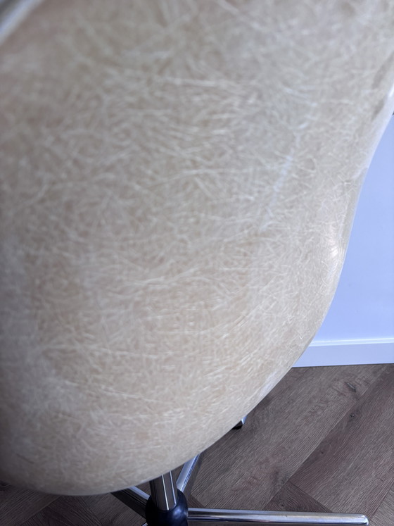 Image 1 of prachtige vintage Eames Fiberglass Armchair van Herman Miller, ontworpen door het iconische ontwerpersduo Charles en Ray Eames