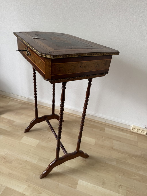 Italiaanse antiek sieraden tafel met gedraaide voeten 