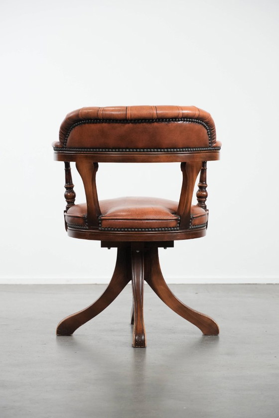 Image 1 of Chesterfield-Bürostuhl im englischen Stil aus Leder und Holz