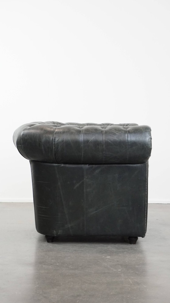 Image 1 of Ruime zwarte chesterfield fauteuil van generfd rundleer