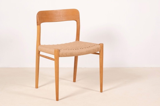 Image 1 of 8x Niels Møller Modelo 75 en roble, década de 1960, Dinamarca