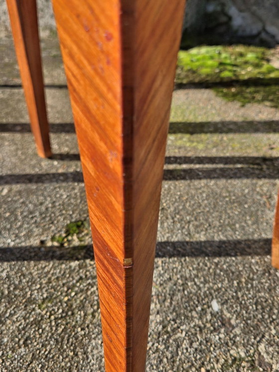 Image 1 of Set van 2 Franse vintage marqueterie nachtkastjes - Marmeren en houten nachtkastjes - Louis XV-stijl - jaren 70