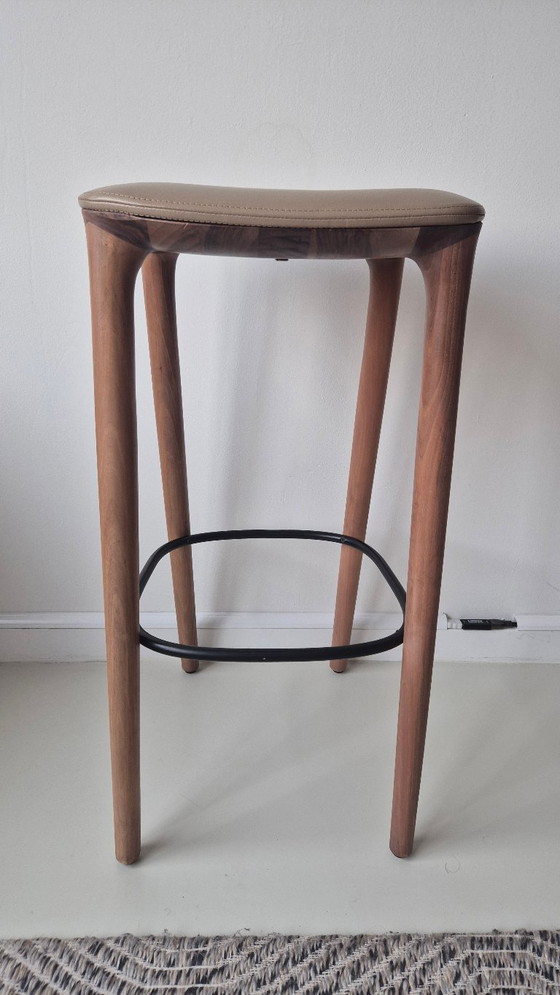 3 x Artisan Neva Hocker, 79 cm hoch, mit Ledersitz und schwarzer Fußstütze, in sehr gutem Zustand (photo 11 of 24)