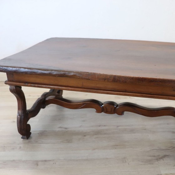 Image 1 of Mesa de centro de nogal macizo, Italia, principios del siglo XX.